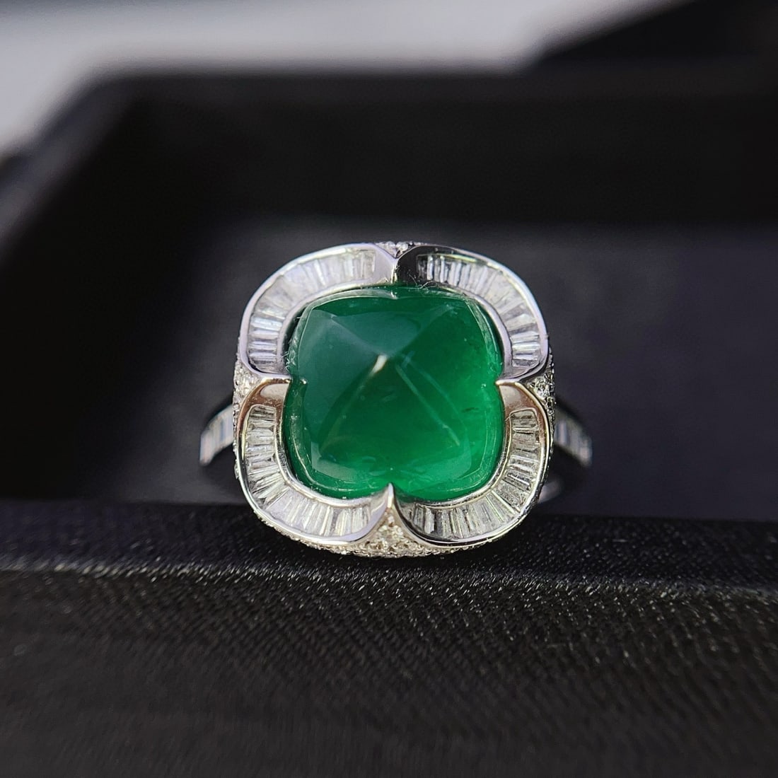 14k Gold 7.05 Ct Vivid Green Natural Emerald & Diamond Ring - 2