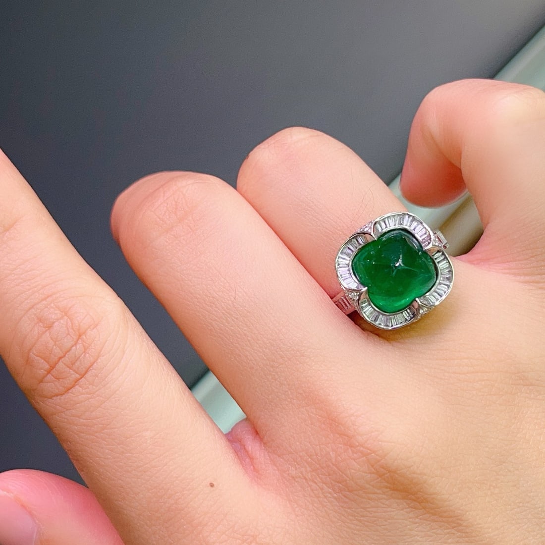 14k Gold 7.05 Ct Vivid Green Natural Emerald & Diamond Ring - 5