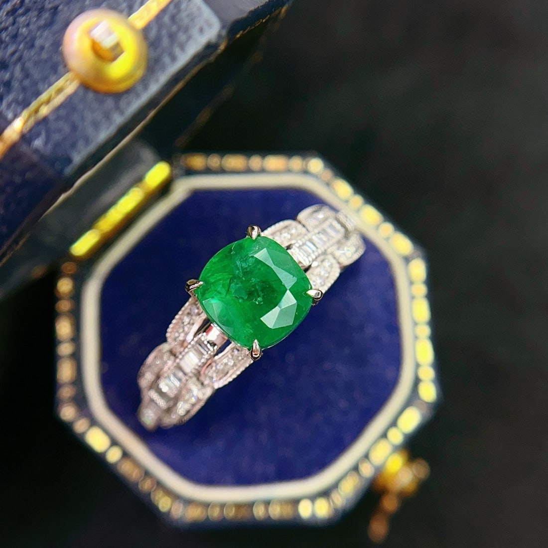 14k Gold 1.65 Ct Vivid Green Natural Emerald & Diamond Ring - 2