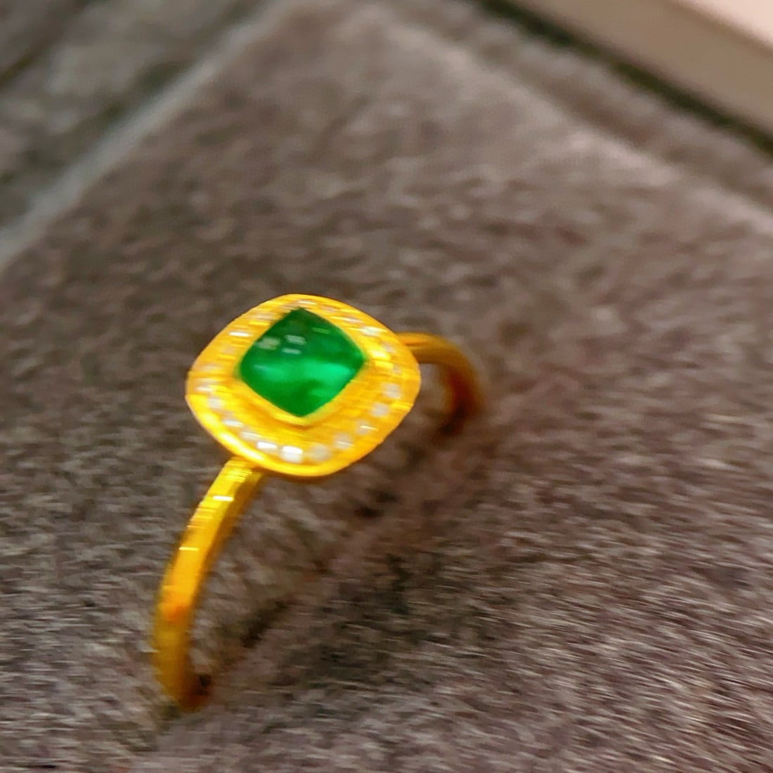 14k Gold 0.5 Ct Vivid Green Natural Emerald & Diamond Ring - 2