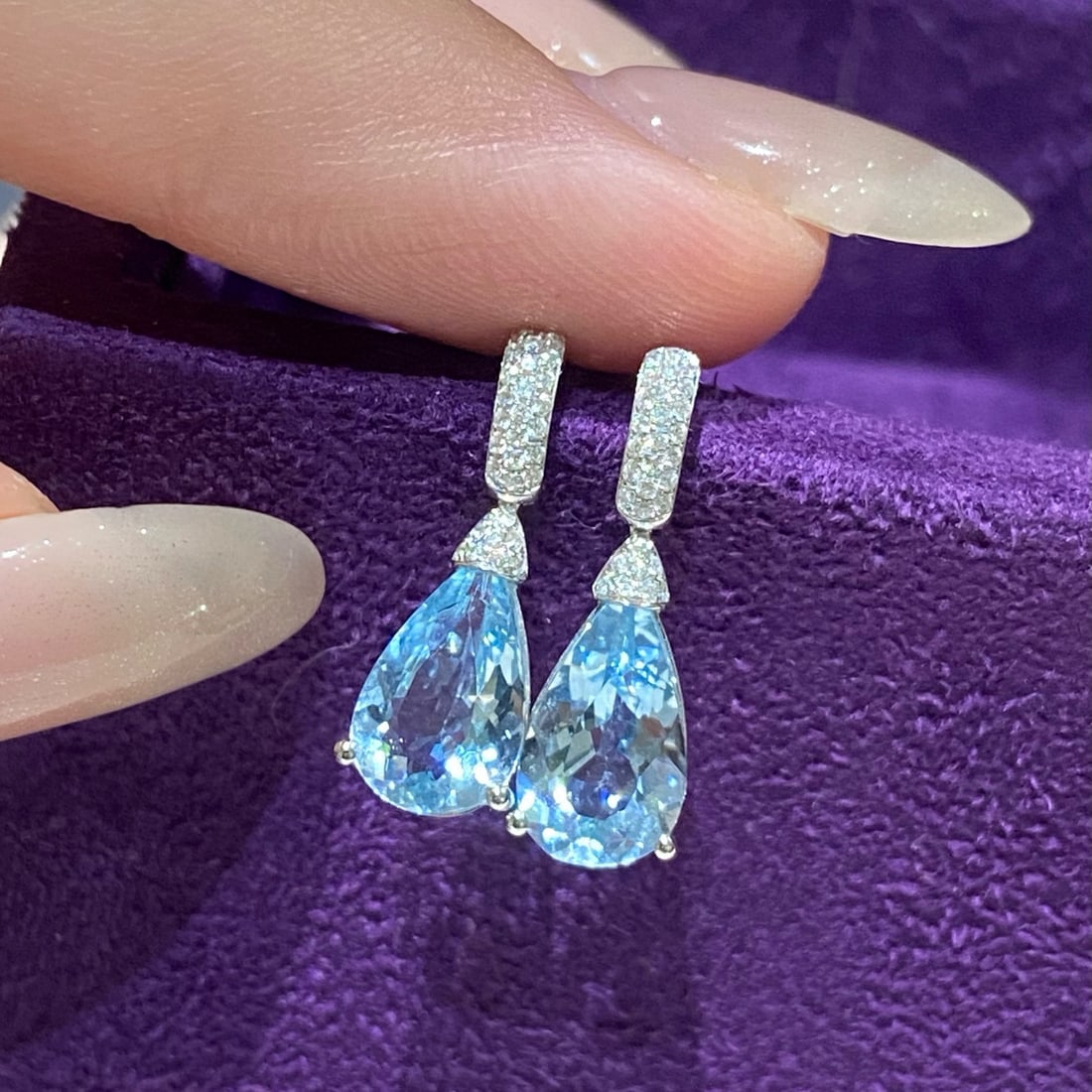 14k Gold 2.67 Ctw Natural Aquamarine & Diamond Earrings: Ref:231056399 // gold content:14k gold // main gemstone:aquamarine // shape:pear // carat weight:2. 49ct // color:santa maria color // treatment:natural // // adjacent gemstone 2 : diamond //