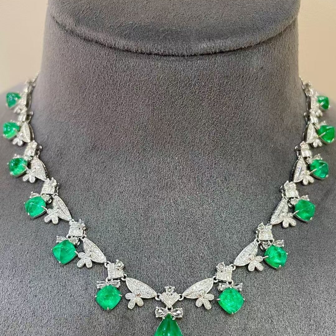 14k Gold 10.5 Ct Vivid Green Natural Emerald & Diamond & Sapphire Necklace - 2