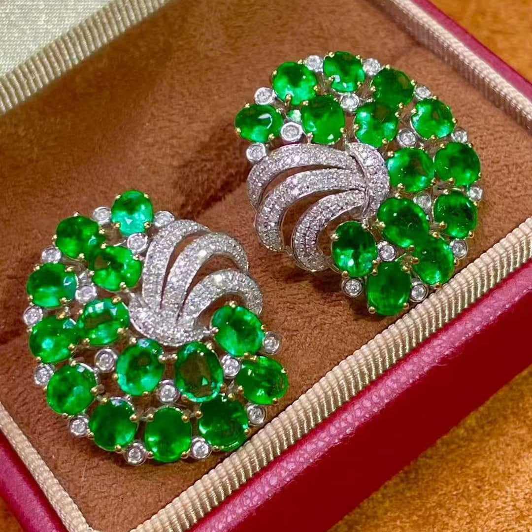 14k Gold 8.5 Ct Natural Emerald & Diamond Earrings: Ref:231057062 // gold content:14k gold // main gemstone:emerald // shape:oval // carat weight:8. 5ct // color:green // treatment:natural // // adjacent gemstone 2 : diamond // number of stones:236 // 