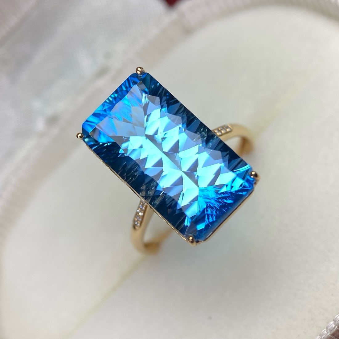 14k Gold 11.8 Ct Natural Topaz & Diamond Ring - 3