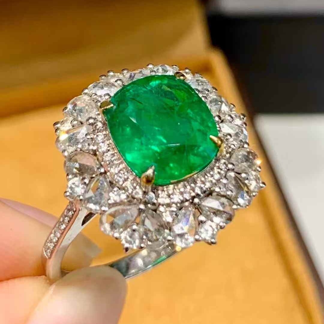 14k Gold 2.2 Ct Natural Emerald & Diamond Ring - 3