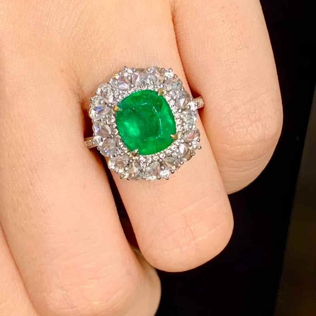 14k Gold 2.2 Ct Natural Emerald & Diamond Ring - 4