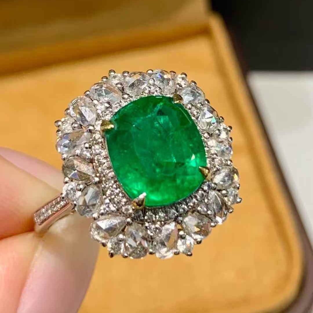 14k Gold 2.2 Ct Natural Emerald & Diamond Ring - 6