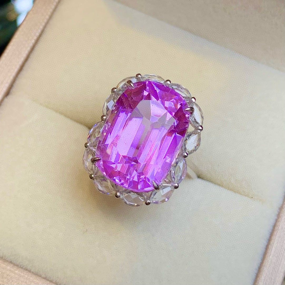 14k Gold 19.8 Ct Natural Kunzite & Sapphire Ring: Ref:231057225 // gold content:14k gold // ring size:7. 25us // // main gemstone:kunzite // shape:oval // carat weight:19. 8ct // color:purple // treatment:natural // // adjacent gemstone 2 : sapphire