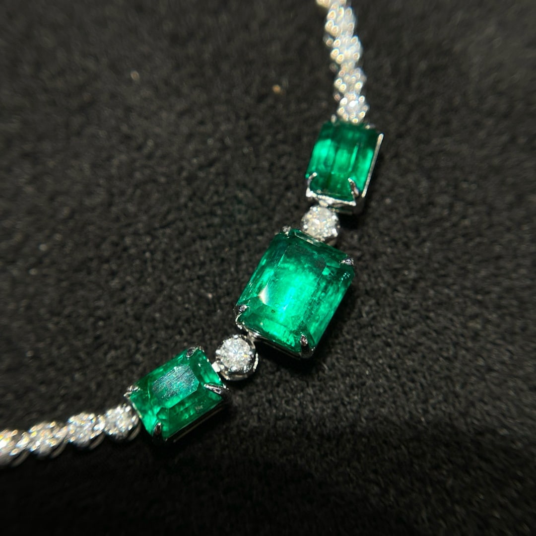14k Gold 5.60 Ctw Natural Emerald & Diamond Necklace - 2
