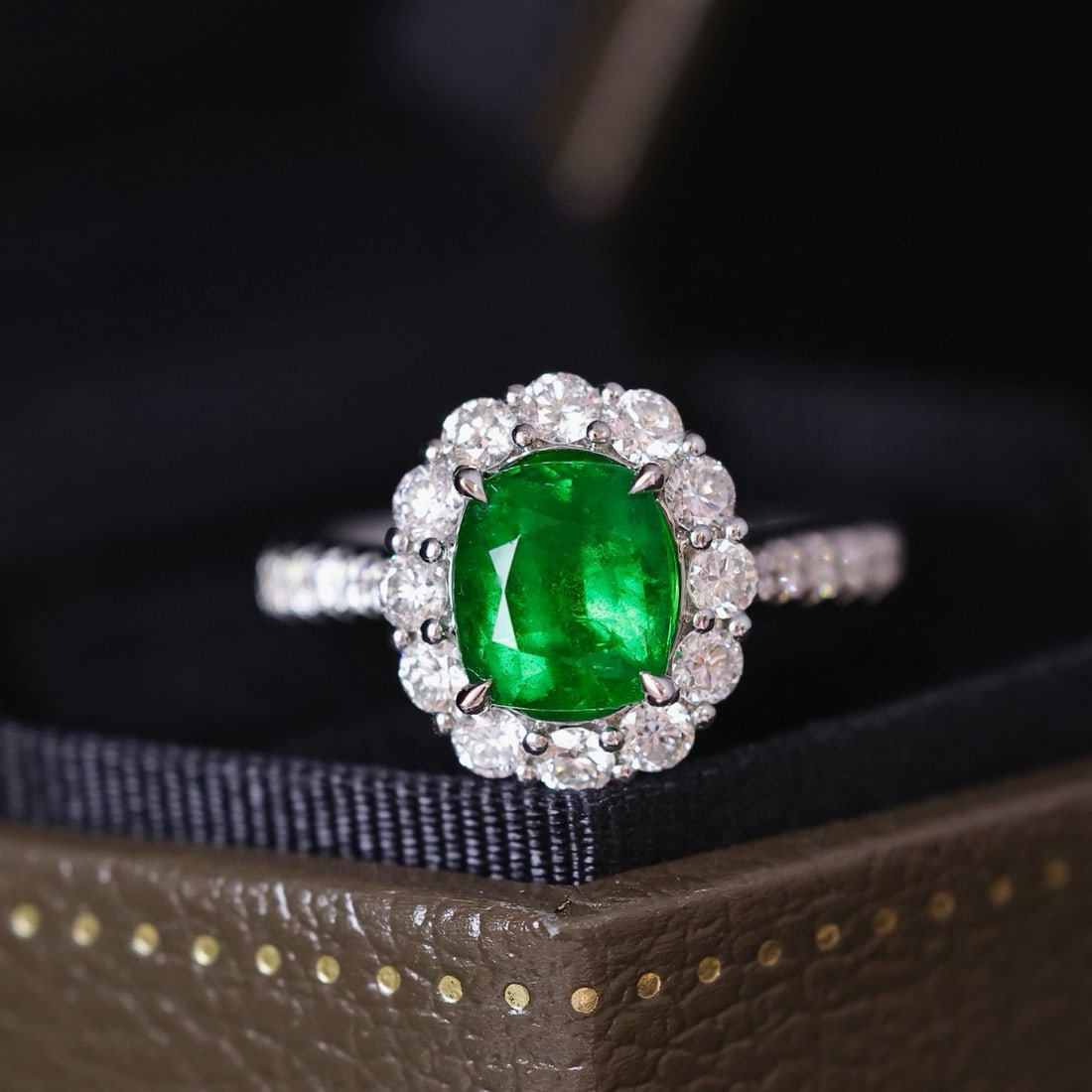 14k Gold 2.89 Ctw Vivid Green Natural Emerald & Diamond Ring - 4