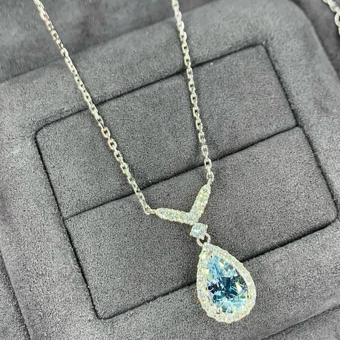 14k Gold 1.02 Ctw Natural Aquamarine & Diamond Necklace: Ref:231058065 // gold content:14k gold // main gemstone:aquamarine // shape:pear // carat weight:0. 81ct // color:blue // treatment:natural // // adjacent gemstone 2 : diamond // shape:round // carat