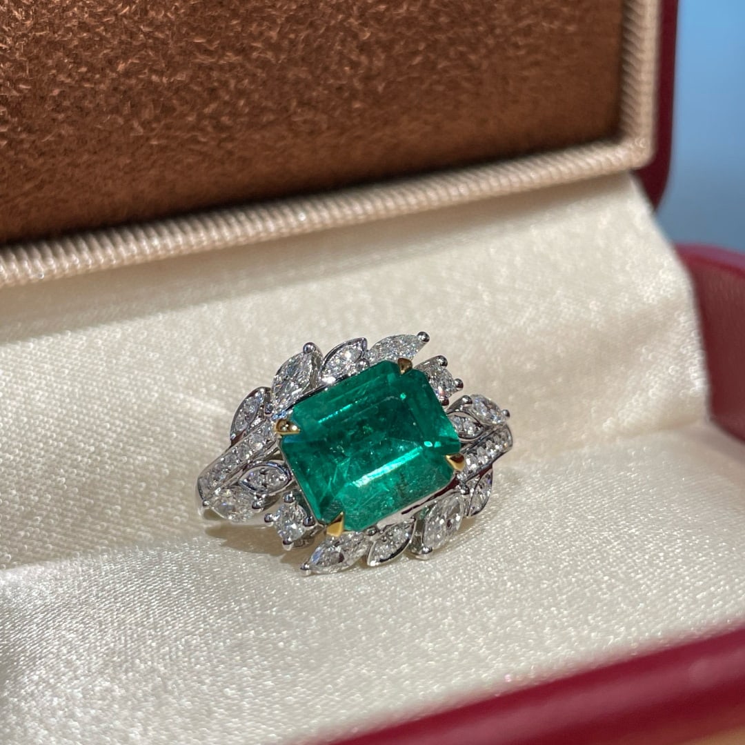 14k Gold 2.23 Ct Vivid Green Natural Emerald & Diamond Ring - 2