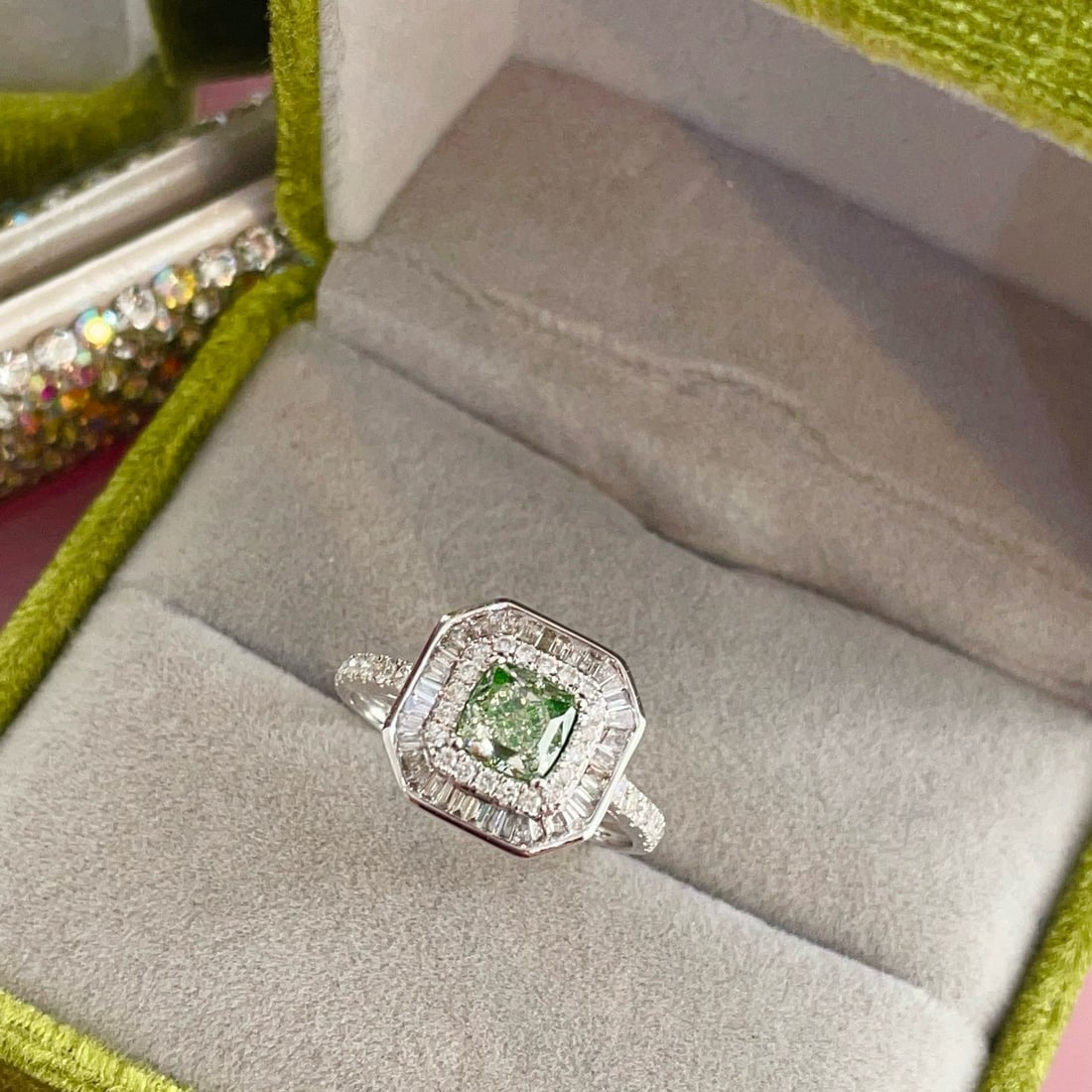 14k Gold 1.55 Ctw Natural Green Diamond & Diamond Ring - 4