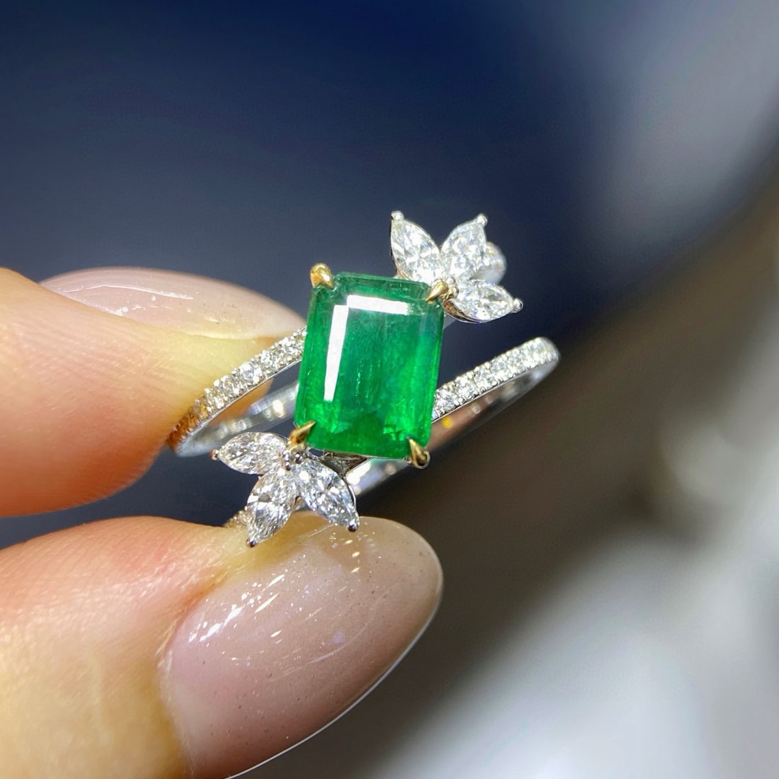 14k Gold 2.55 Ctw Vivid Green Natural Emerald & Diamond Ring: Ref:231058144 // gold content:14k gold // ring size:7. 25us // // main gemstone:emerald // shape:octagonal // carat weight:1. 96ct // color:vivid green // treatment:natural // // adjacent gemstone 2 :