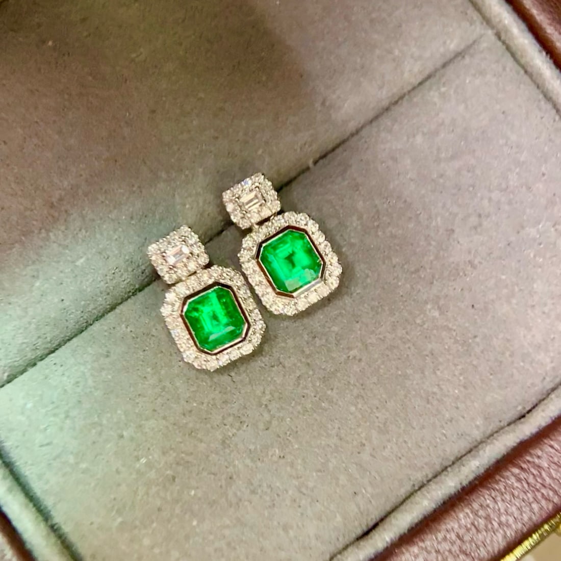 14k Gold 0.98 Ctw Vivid Green Natural Emerald & Diamond Earrings - 3