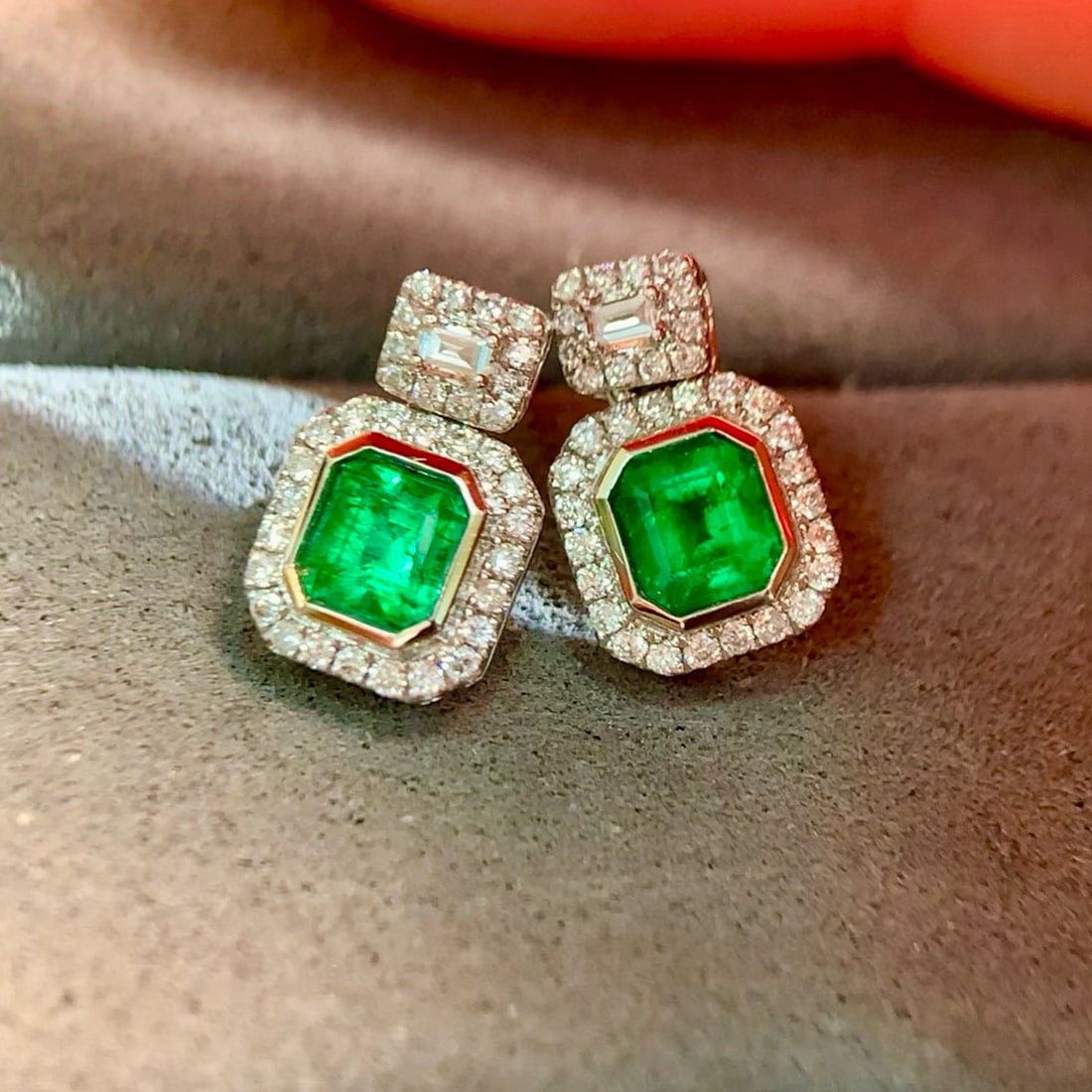 14k Gold 0.98 Ctw Vivid Green Natural Emerald & Diamond Earrings - 4