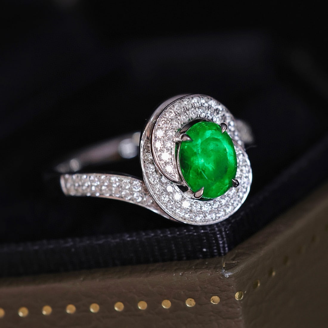 14k Gold 1.15 Ctw Vivid Green Natural Emerald & Diamond Ring - 2