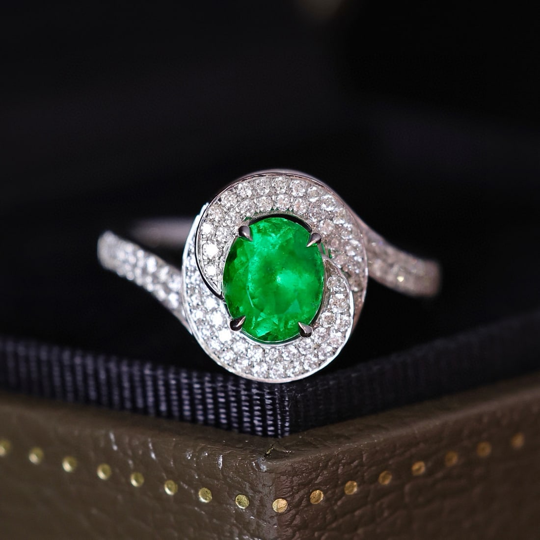 14k Gold 1.15 Ctw Vivid Green Natural Emerald & Diamond Ring - 3