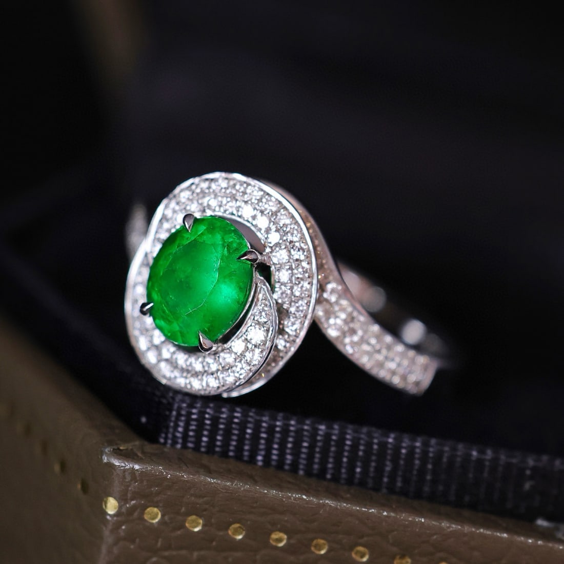 14k Gold 1.15 Ctw Vivid Green Natural Emerald & Diamond Ring - 4