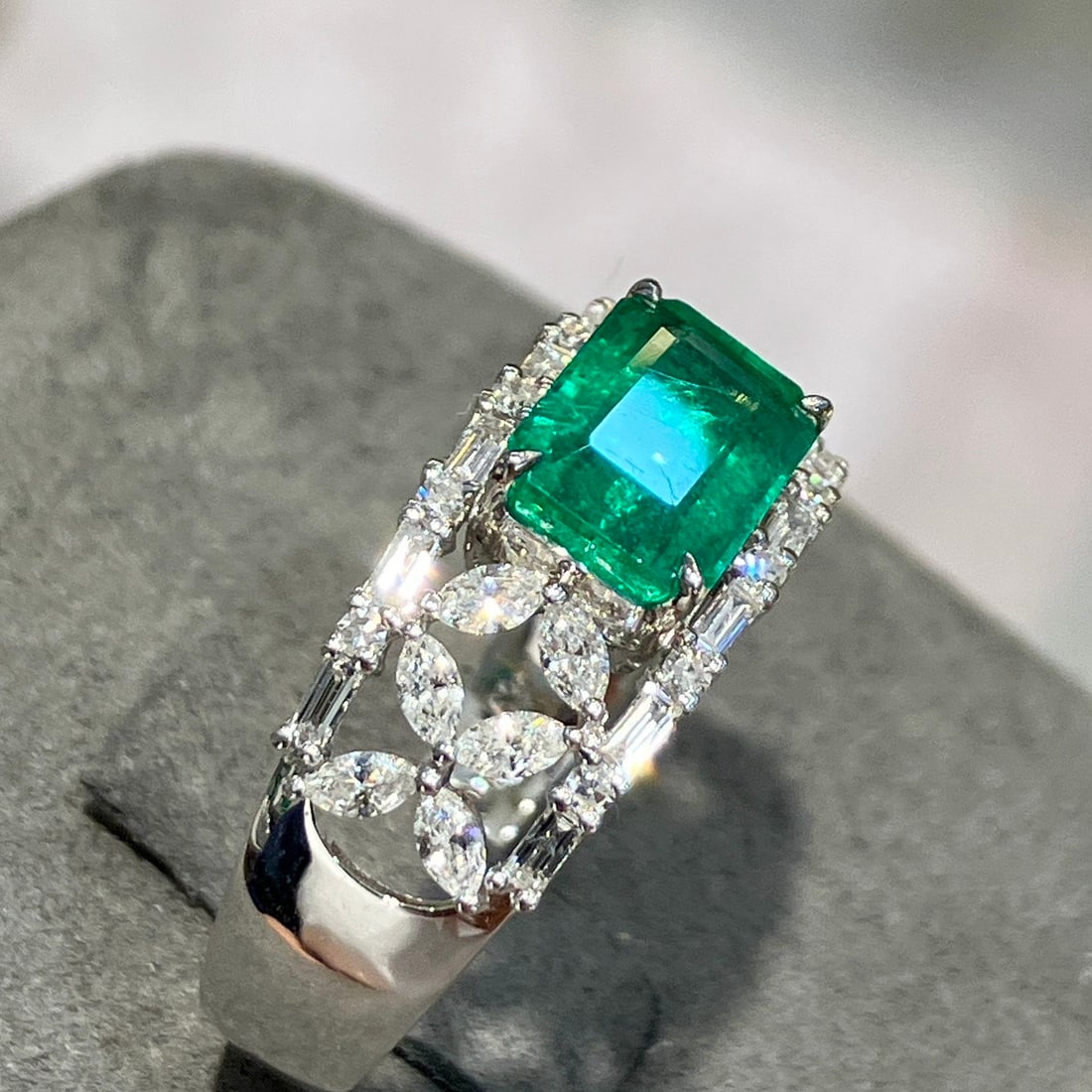 14k Gold 2.35 Ctw Vivid Green Natural Emerald & Diamond Ring - 2