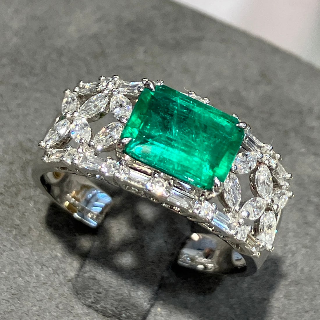 14k Gold 2.35 Ctw Vivid Green Natural Emerald & Diamond Ring - 3