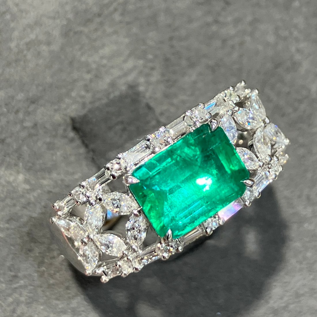 14k Gold 2.35 Ctw Vivid Green Natural Emerald & Diamond Ring - 4