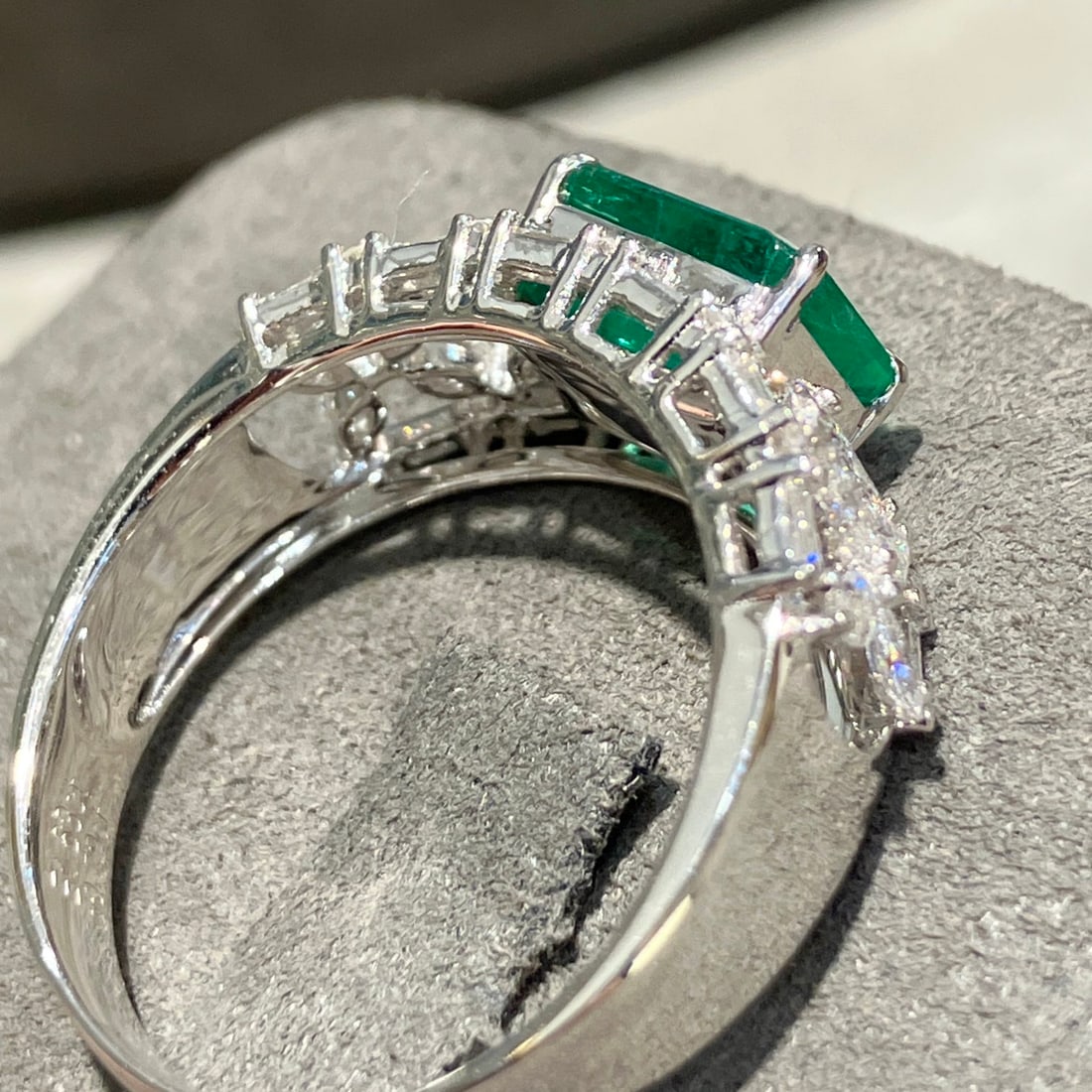 14k Gold 2.35 Ctw Vivid Green Natural Emerald & Diamond Ring - 5