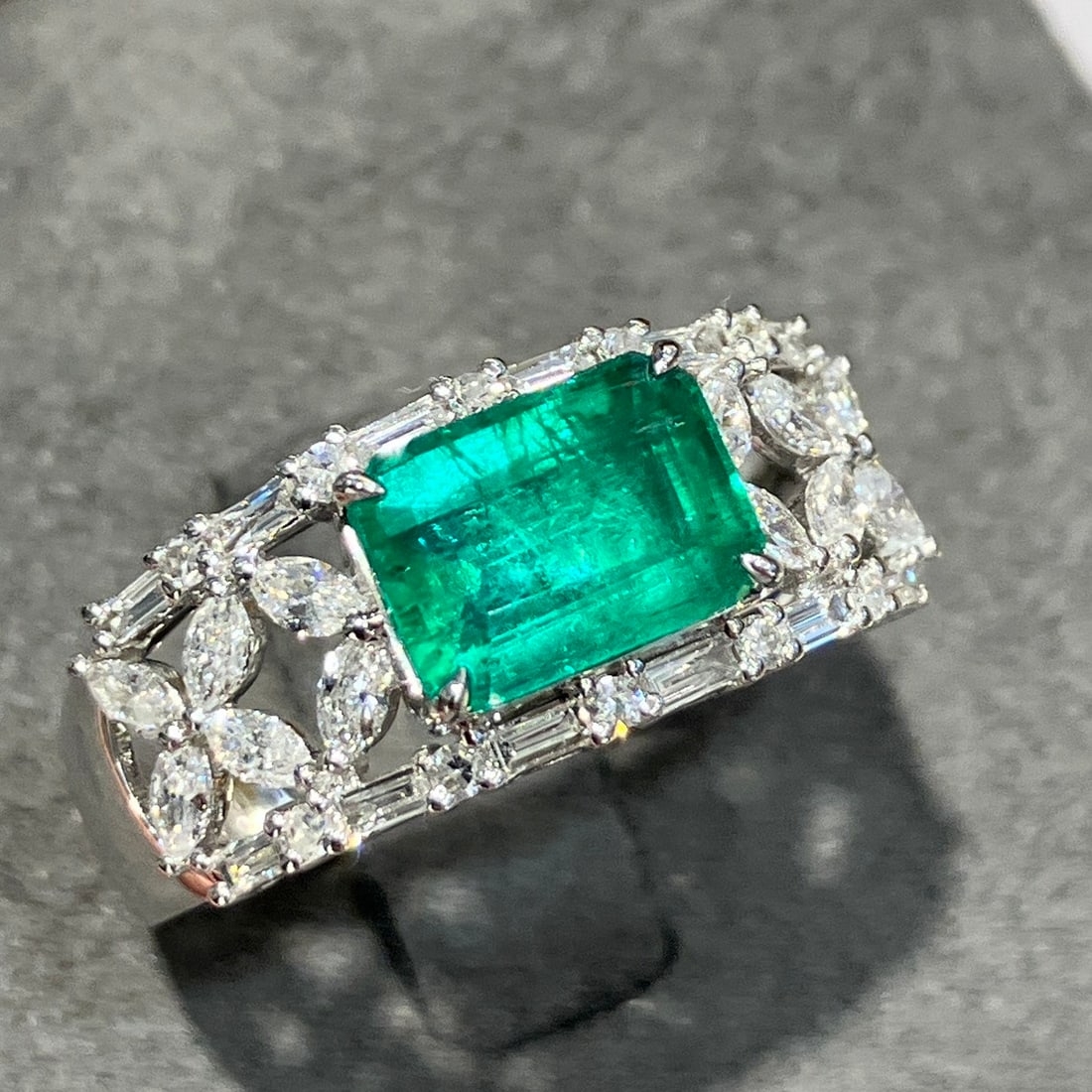 14k Gold 2.35 Ctw Vivid Green Natural Emerald & Diamond Ring - 6