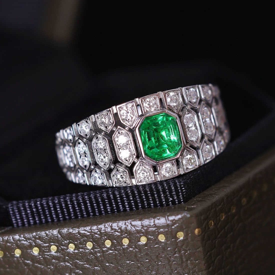 14k Gold 0.60 Ctw Vivid Green Natural Emerald & Diamond Ring - 2