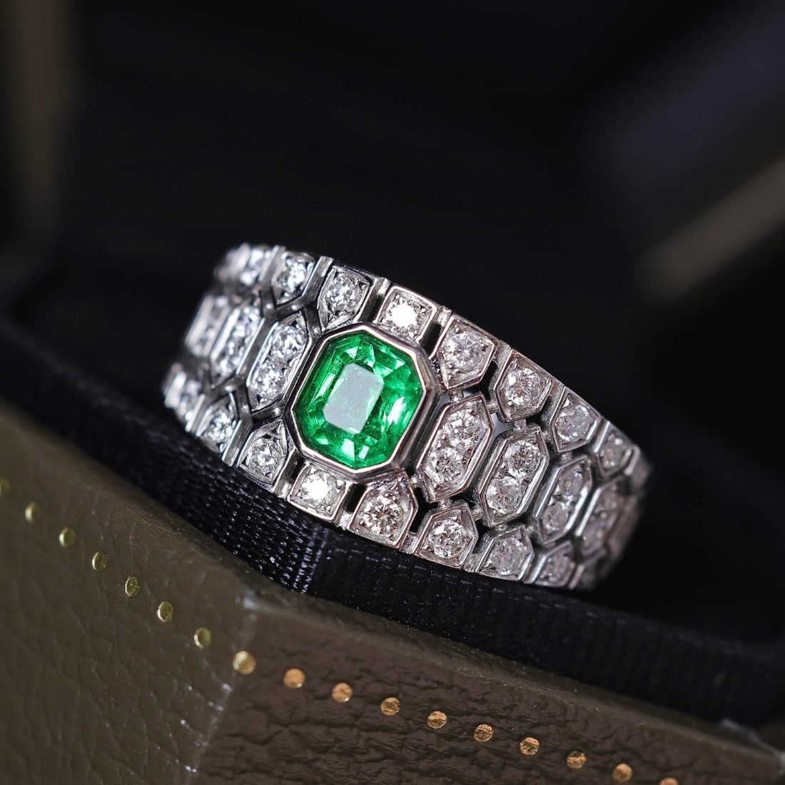 14k Gold 0.60 Ctw Vivid Green Natural Emerald & Diamond Ring - 3