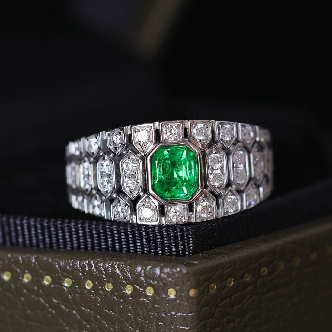 14k Gold 0.60 Ctw Vivid Green Natural Emerald & Diamond Ring - 4