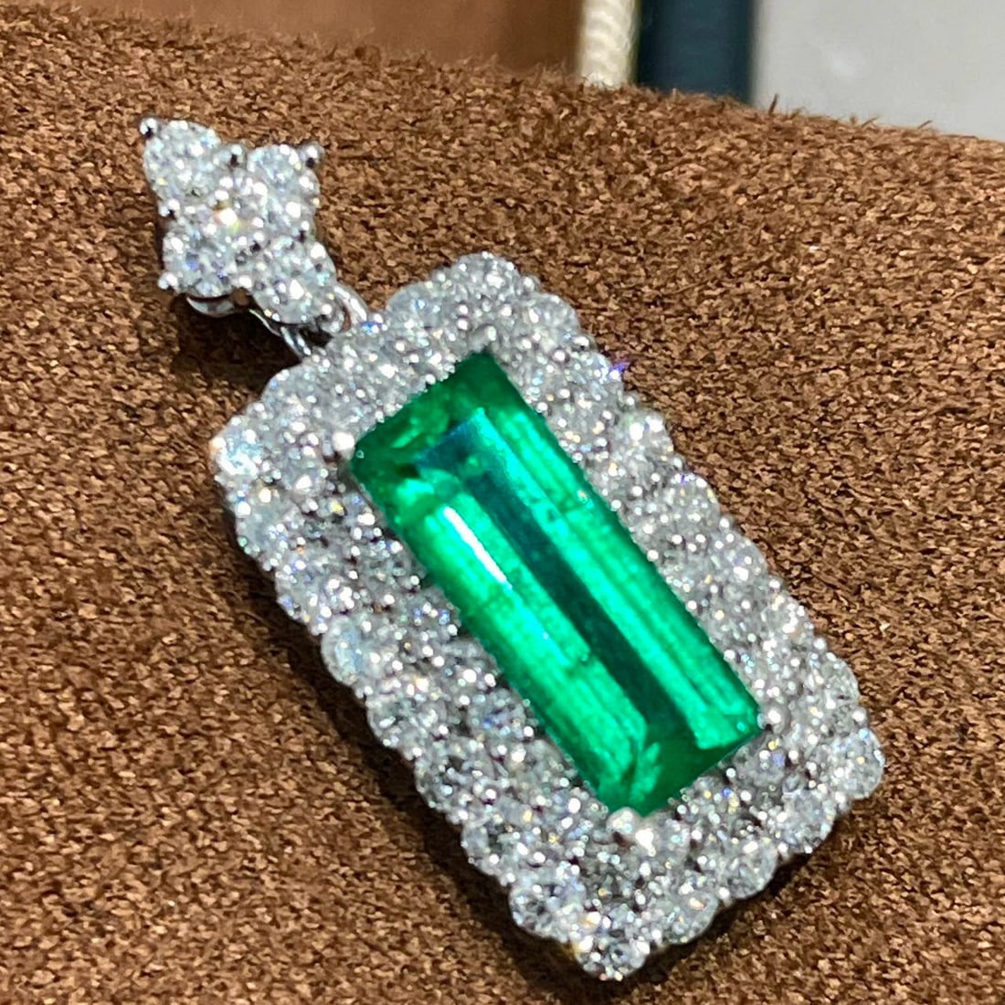 14k Gold 2.52 Ctw Vivid Green Natural Emerald & Diamond Pendant( Without Chain ): Ref:231058268 // gold content:14k gold // main gemstone:emerald // shape:rectangle // carat weight:1. 42ct // color:vivid green // treatment:natural // // adjacent gemstone 2 : diamond // shape:round 