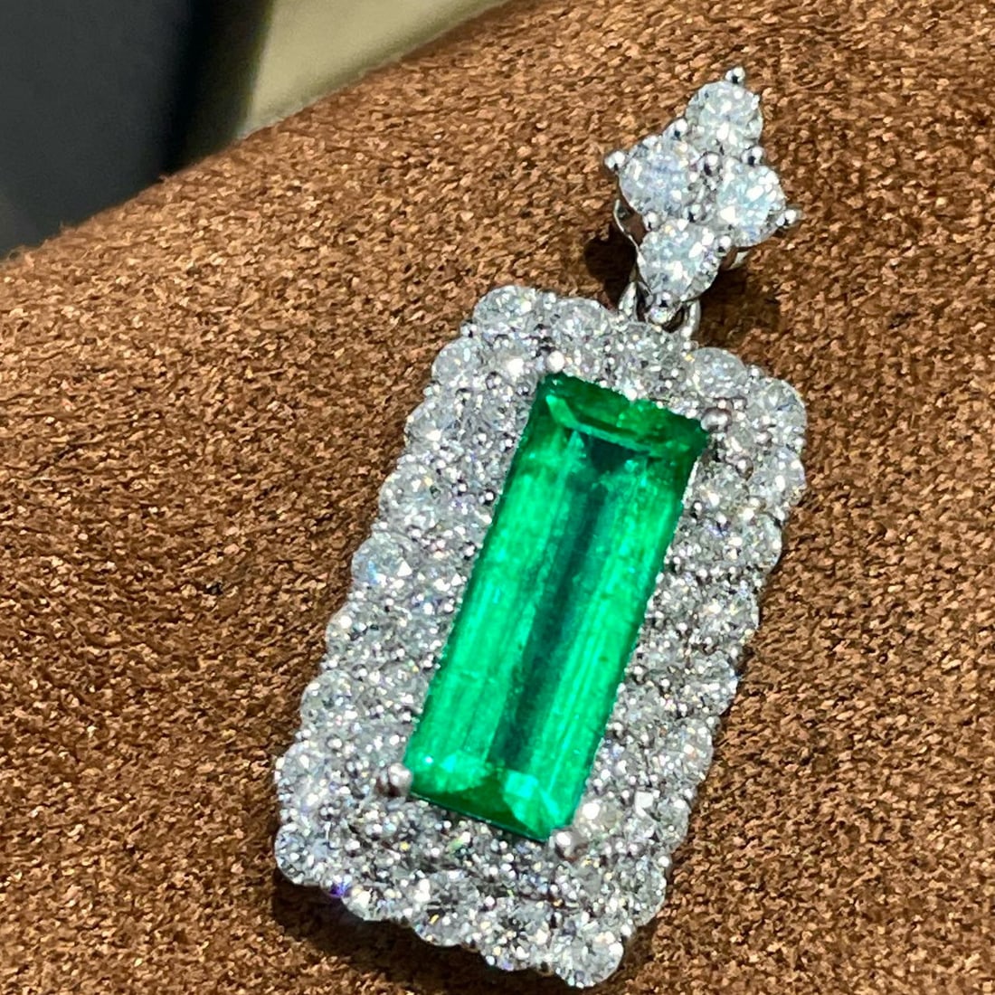 14k Gold 2.52 Ctw Vivid Green Natural Emerald & Diamond Pendant( Without Chain ) - 2