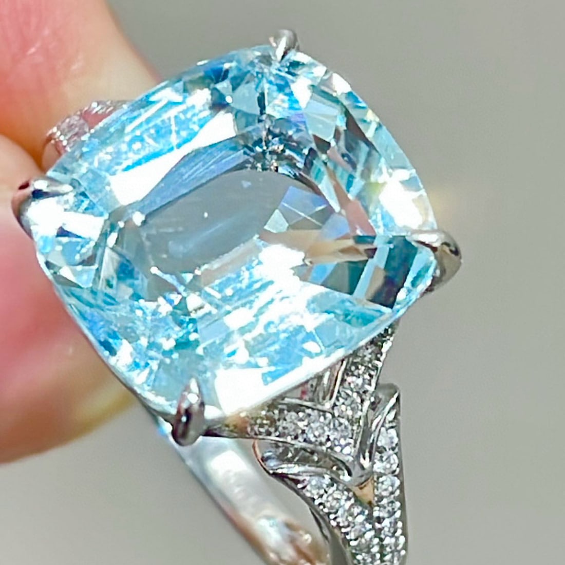 14k Gold 6.1 Ct Natural Aquamarine & Diamond Ring - 4
