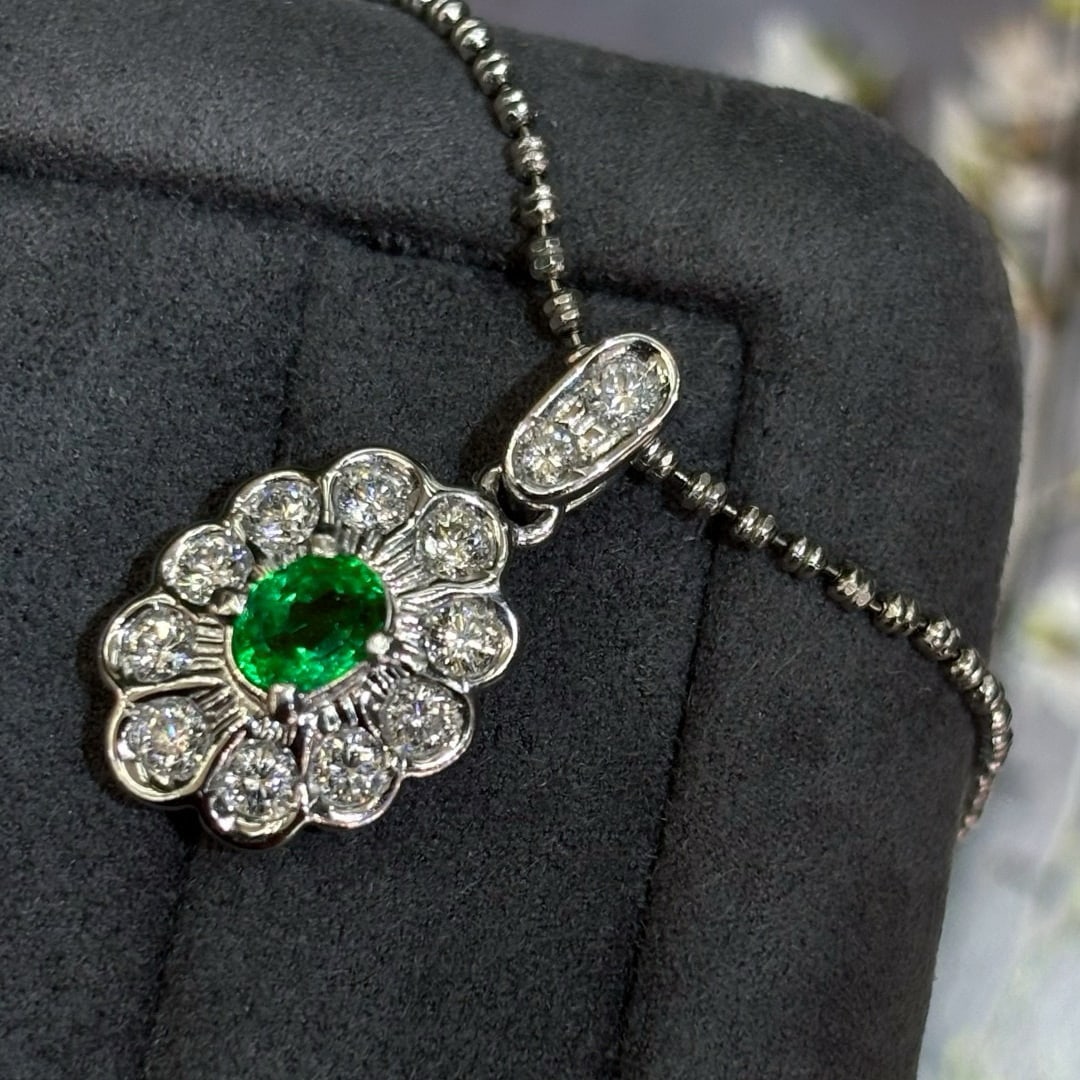 14k Gold 0.82 Ctw Vivid Green Natural Emerald & Diamond Pendant( Without Chain ) - 2