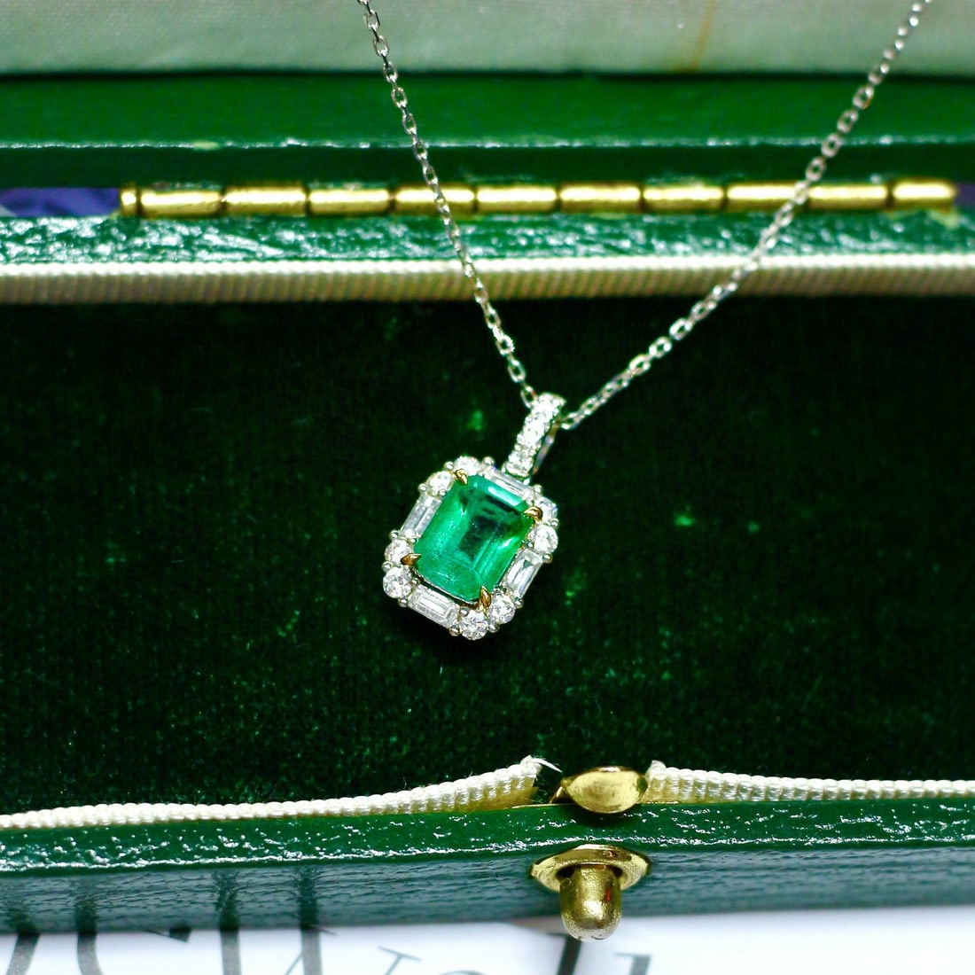 14k Gold 1.28 Ctw Vivid Green Natural Emerald & Diamond Necklace - 4