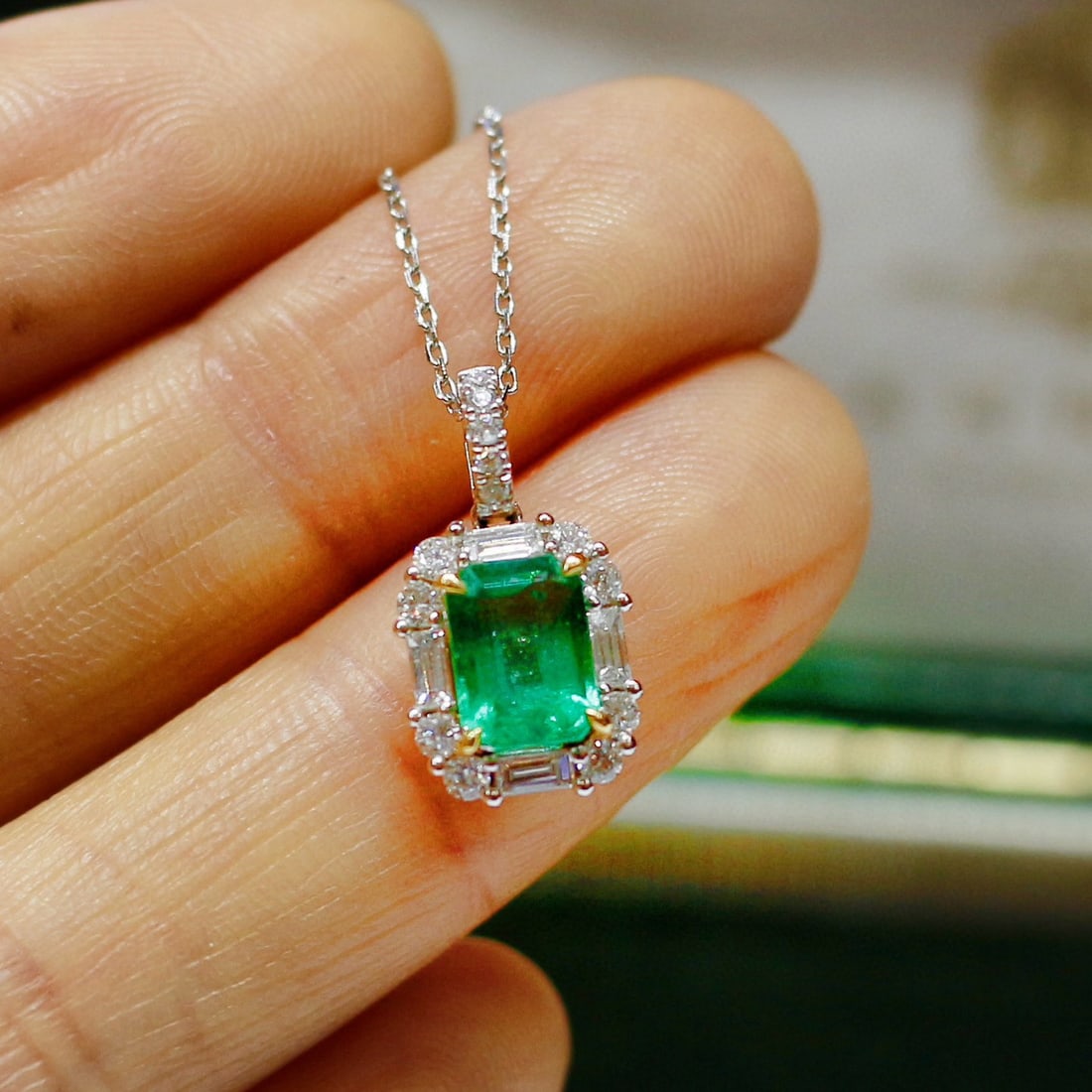 14k Gold 1.28 Ctw Vivid Green Natural Emerald & Diamond Necklace - 5