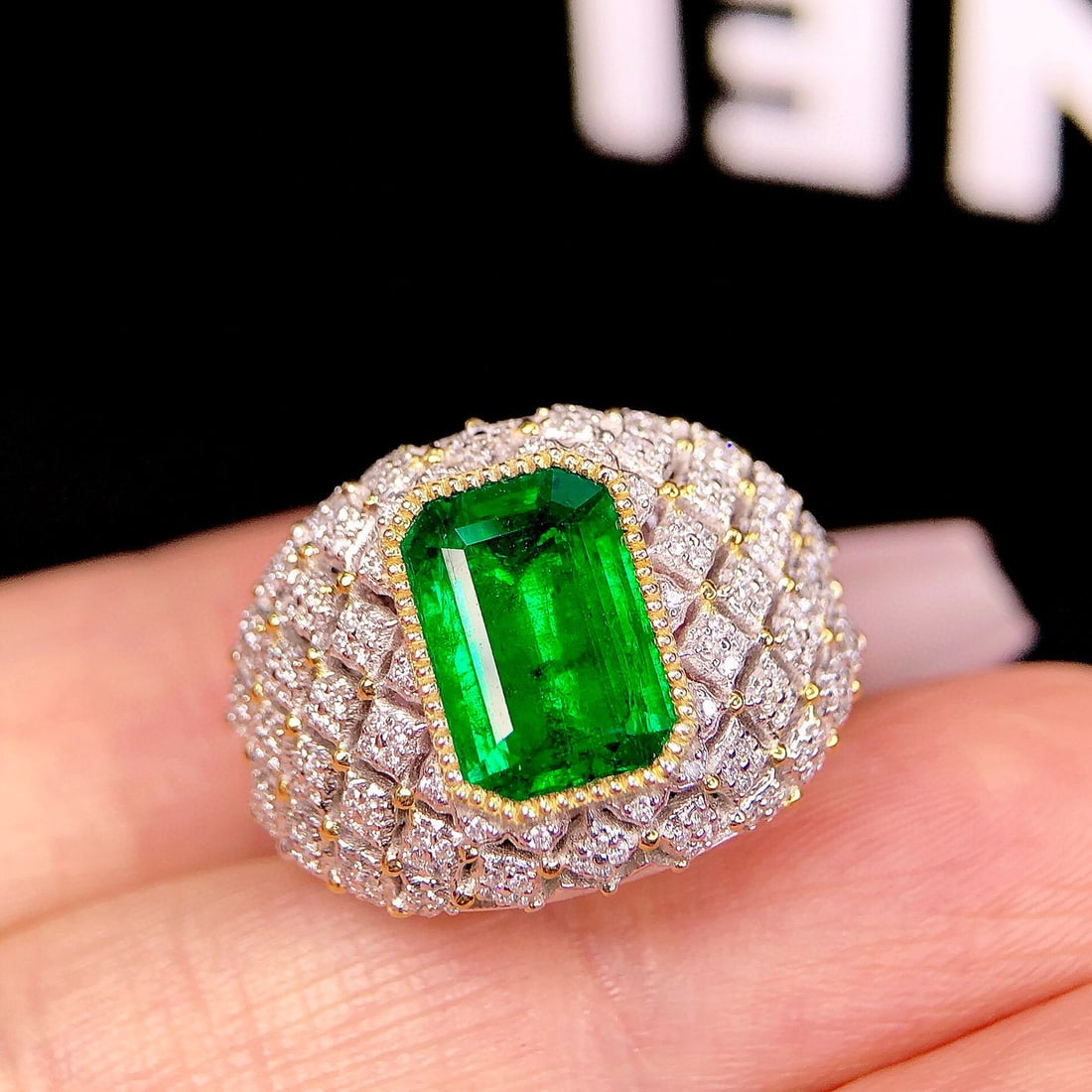 14k Gold 3.3 Ctw Vivid Green Natural Emerald & Diamond Ring - 2
