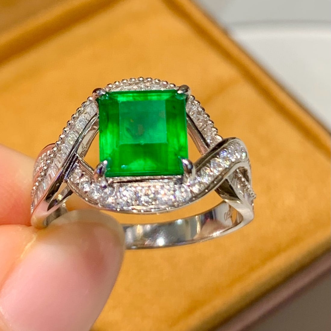 14k Gold 1.9 Ct Vivid Green Natural Emerald & Diamond Ring - 2