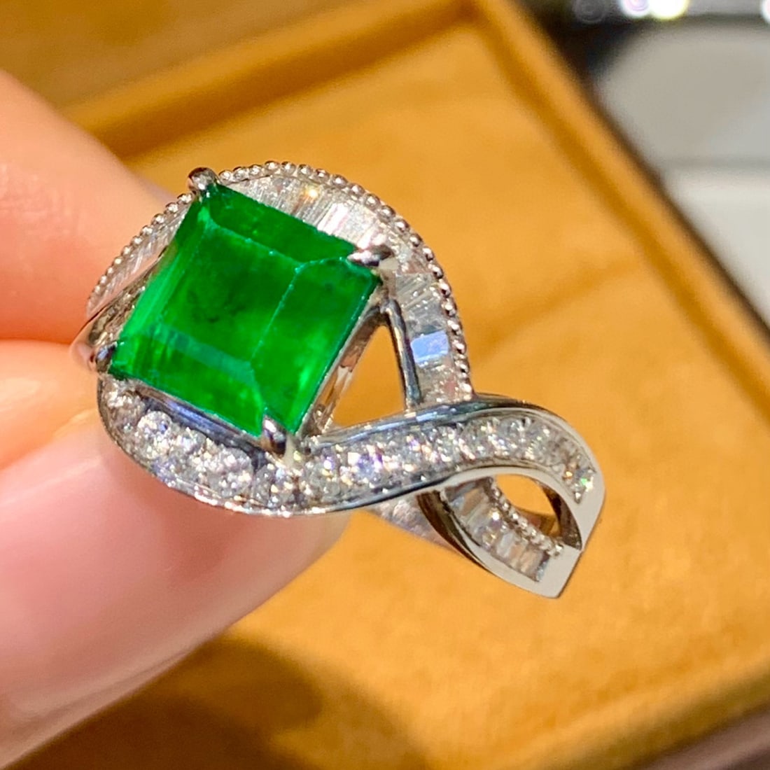 14k Gold 1.9 Ct Vivid Green Natural Emerald & Diamond Ring - 3