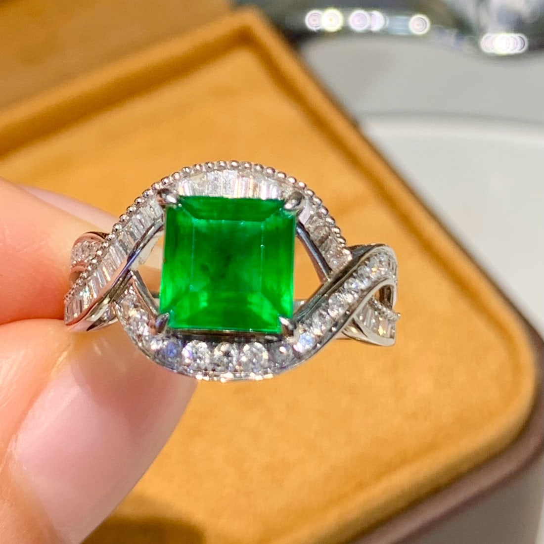 14k Gold 1.9 Ct Vivid Green Natural Emerald & Diamond Ring - 4