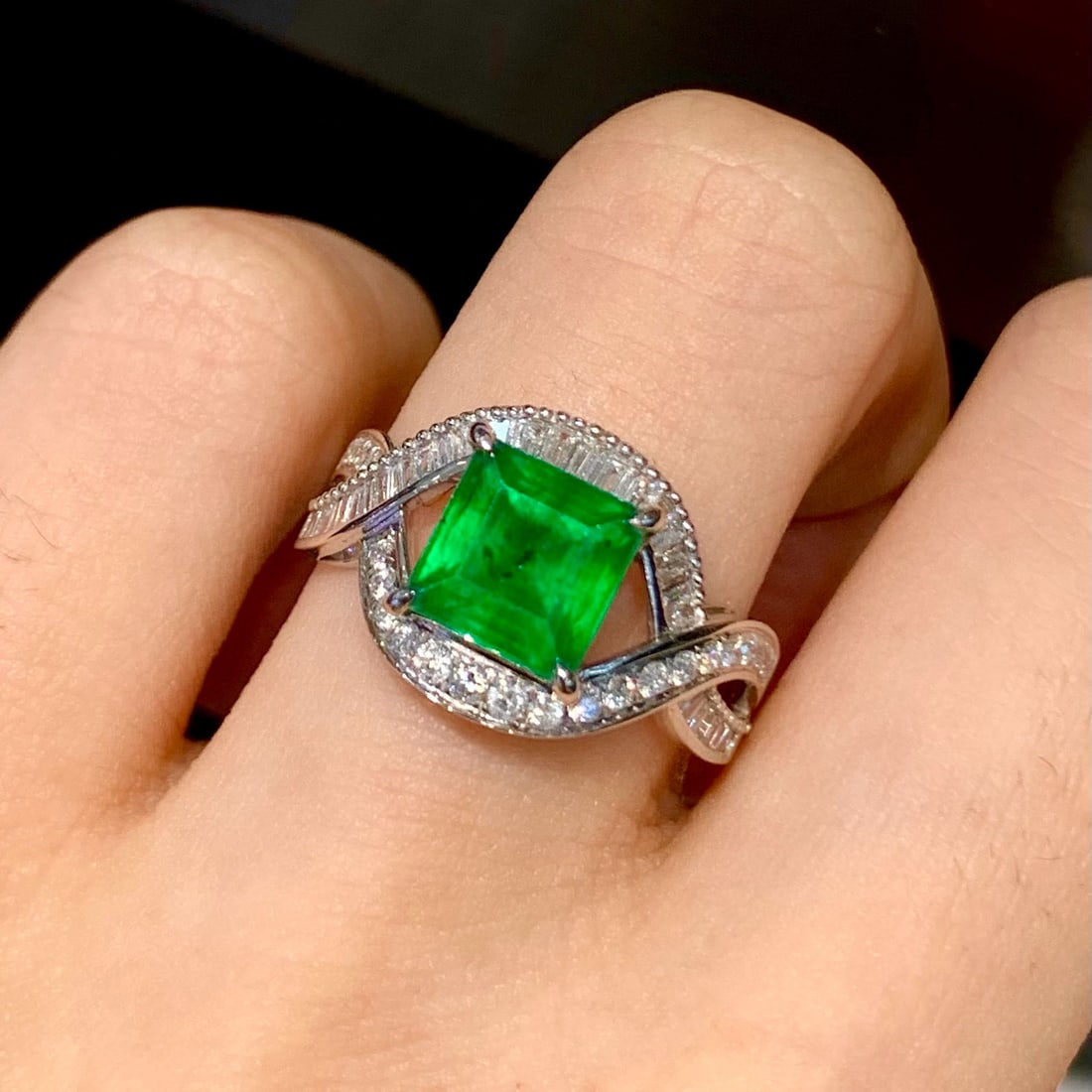 14k Gold 1.9 Ct Vivid Green Natural Emerald & Diamond Ring - 6