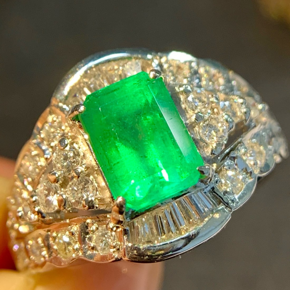 14k Gold 1.87 Ctw Vivid Green Natural Emerald & Diamond Ring - 2