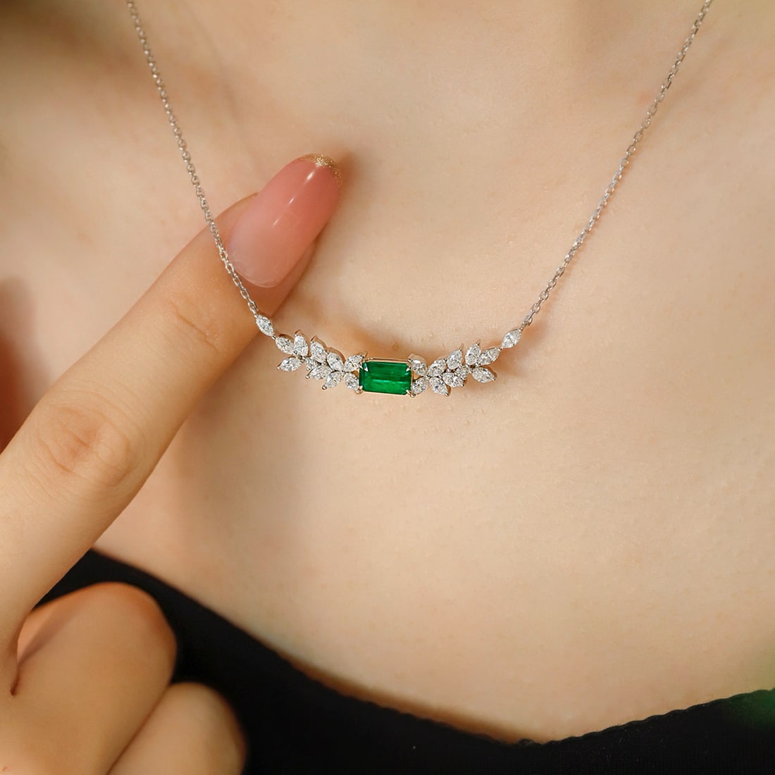 14k Gold 1.36 Ctw Vivid Green Natural Emerald & Diamond Necklace - 2