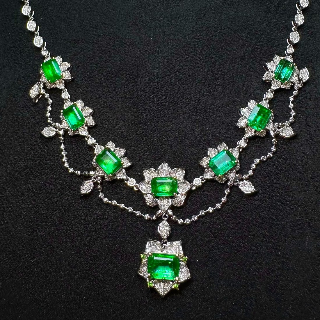 14k Gold 8.5 Ct Vivid Green Natural Emerald & Diamond & Tsavorite Necklace: Ref:231059001 // gold content:14k gold // main gemstone:emerald // shape:octagonal // carat weight:8. 5ct // color:vivid green // treatment:natural // // adjacent gemstone 2 : diamond // shape:round /