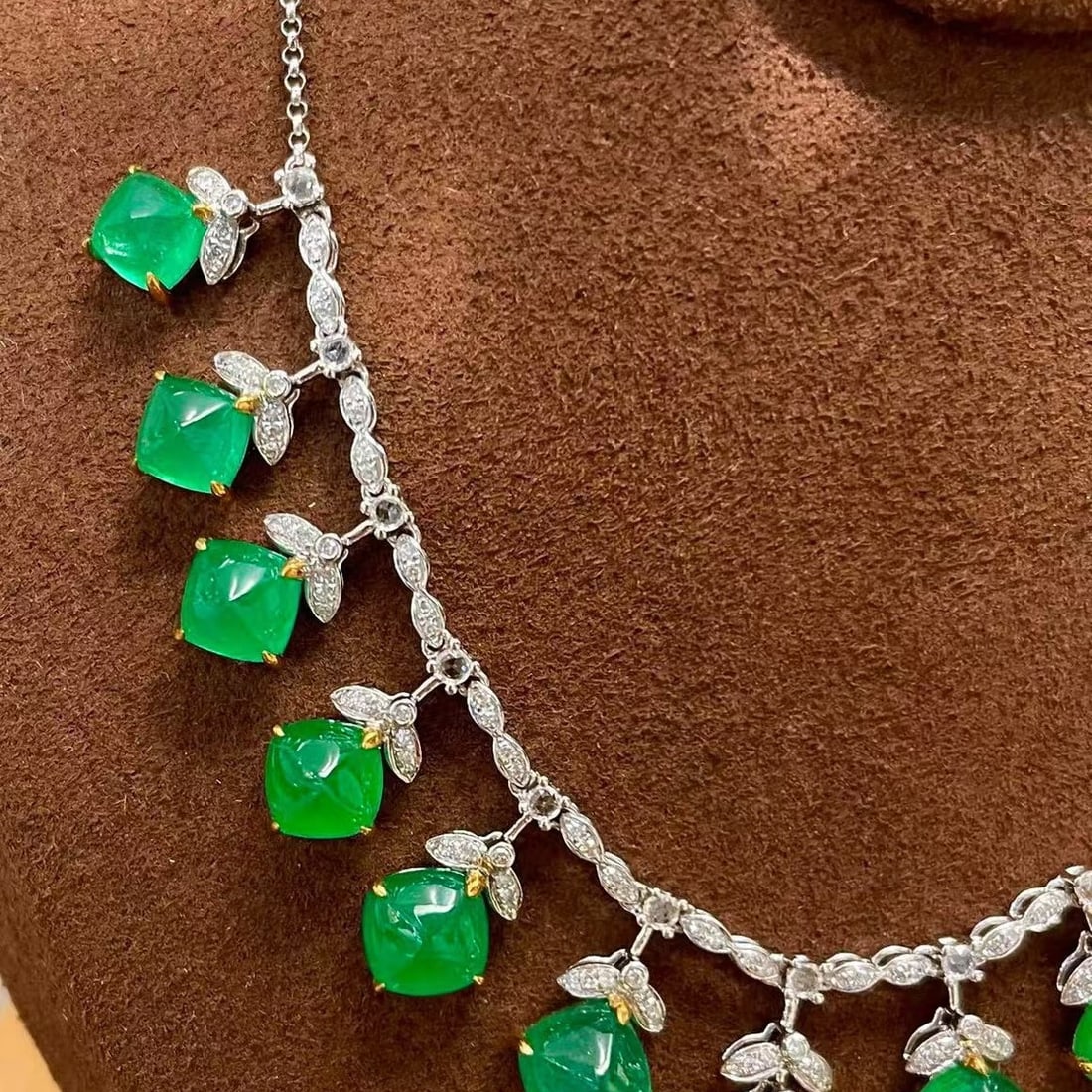 14k Gold 13.8 Ct Vivid Green Natural Emerald & Diamond & Sapphire Necklace - 3