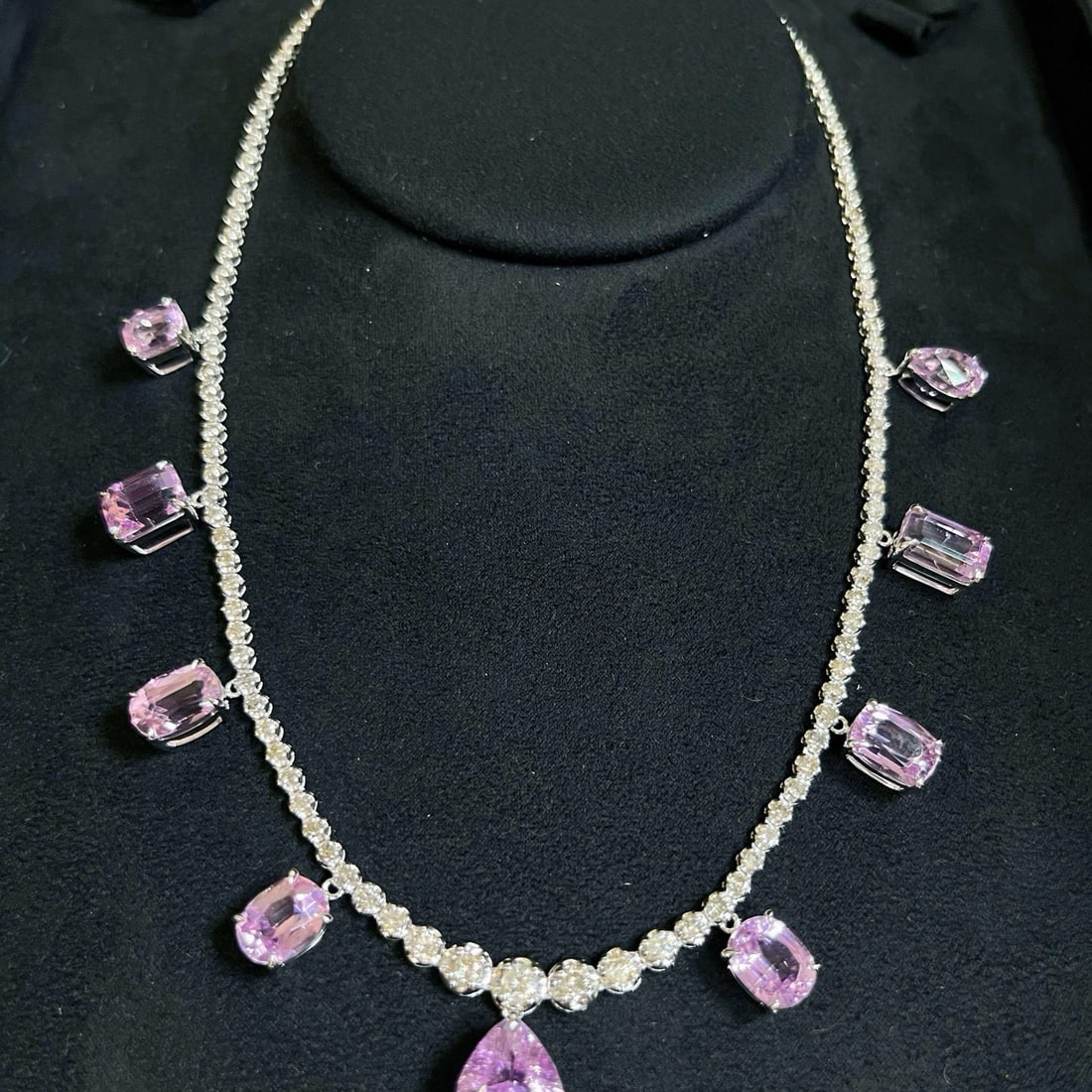 14k Gold 33.76 Ctw Natural Kunzite & Diamond Necklace: Ref:231059048 // gold content:14k gold // main gemstone:kunzite // shape:multiple // carat weight:28. 76ct // color:purplish pink // treatment:natural // // adjacent gemstone 2 : diamond //