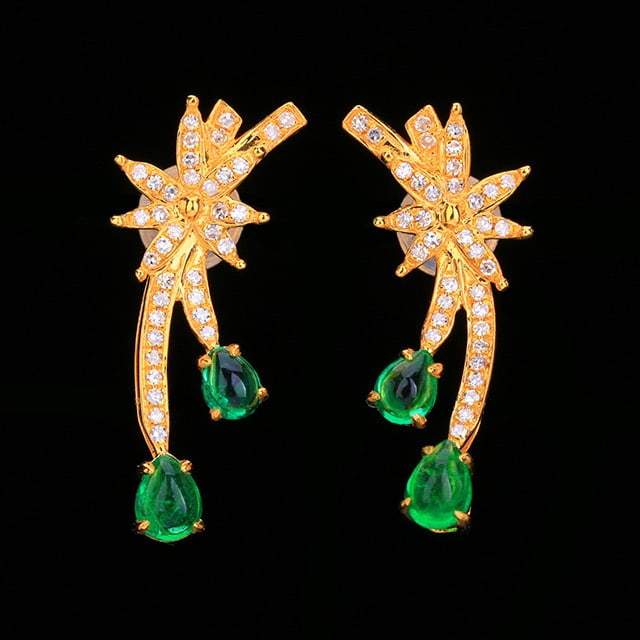 14k Gold 1.07 Ctw Vivid Green Natural Emerald & Diamond Earrings: Ref:231059068 // gold content:14k gold // main gemstone:emerald // shape:pear // carat weight:0. 86ct // color:vivid green // treatment:natural // // adjacent gemstone 2 : diamond // number of