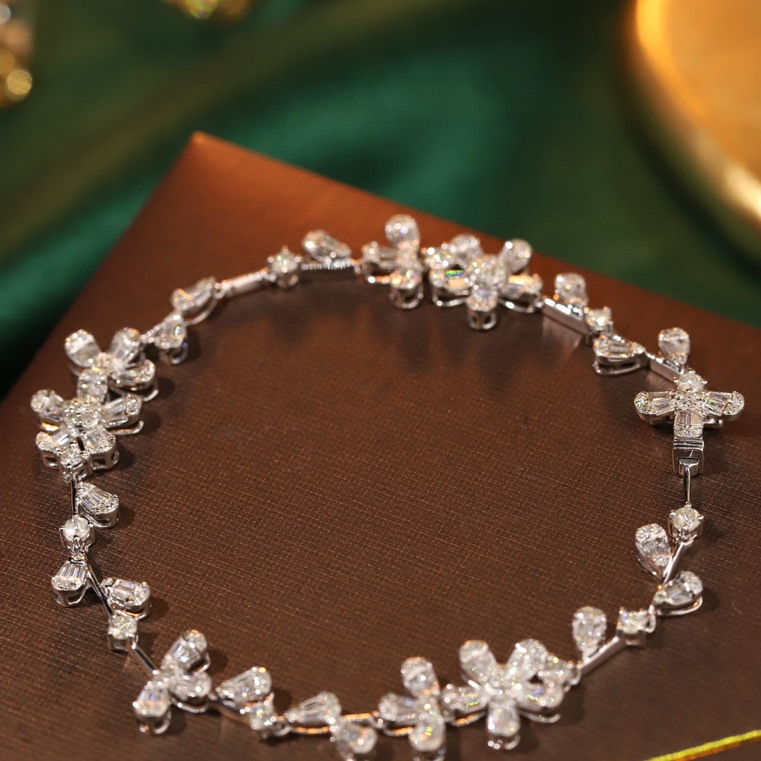 14k Gold 2.5 Ct Natural H Diamond Bracelet: Ref:231059078 // gold content:14k gold // main gemstone:diamond // shape:multiple // carat weight:2. 5ct // clarity grade:vs-si // color:h // treatment:natural // Condition: New Low Estimate: 9500