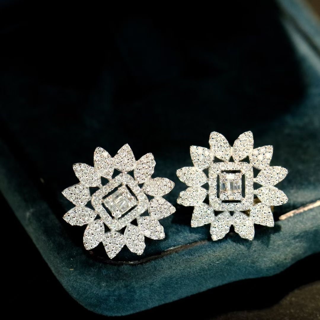 14k Gold 0.76 Ct Natural H Diamond Earrings: Ref:231059086 // gold content:14k gold // main gemstone:diamond // shape:multiple // carat weight:0. 76ct // clarity grade:vs-si // color:h // treatment:natural // High Estimate: 5300 Low Estimate: 35